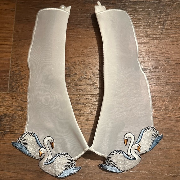 Embroidered Swan Collar With Pearl by Banned Retro - Picture 8 of 10